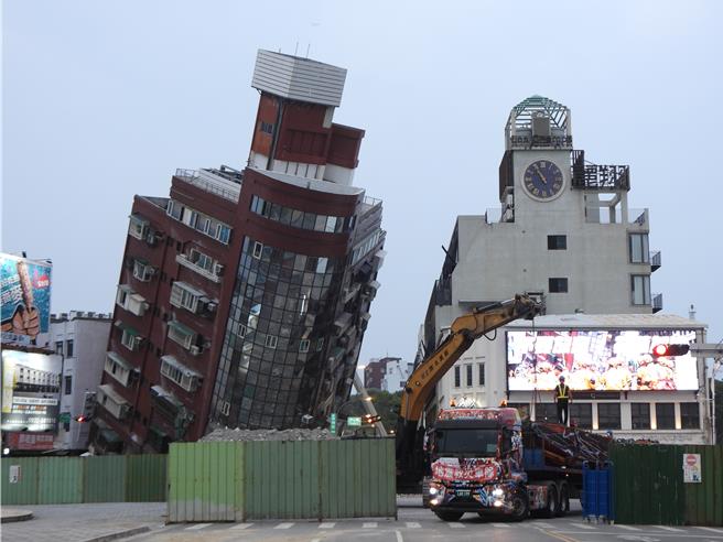 0403花蓮大地震重創花蓮地區，善心人士紛紛捐款盼能幫助居民重建家園，怎料詐騙集團蠢蠢欲動，想趁機大撈災難財，花蓮警方呼籲民眾應謹慎留意捐款帳戶，避免愛心受傷。（羅亦晽攝）