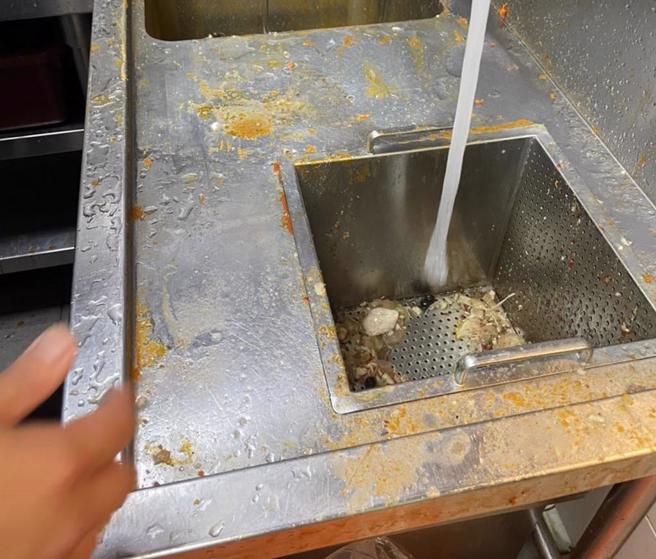 台北市卫生局5日前往王品集团旗下的和牛麻辣锅餐厅「向辣」稽查，发现厨余区不洁、食材未标示分装日期，现场也勒令店家限期改善。（台北市卫生局提供）