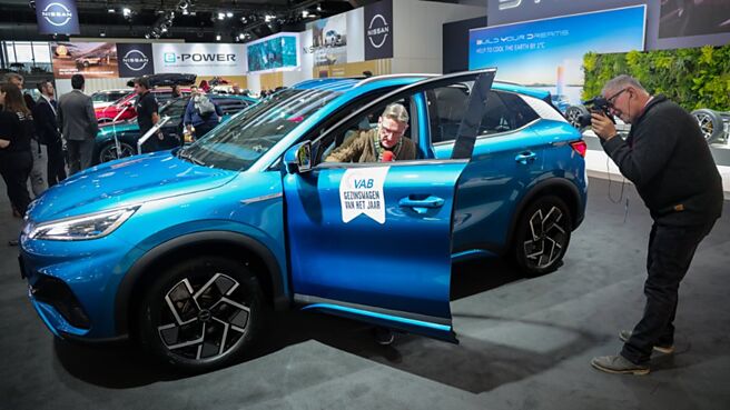 中國自立自強的雄心煥發，電動車出口已衝到世界第一，證明美國企圖螳臂擋車，只是讓全球化扭曲變形而已，無法將其消滅。圖／新華社