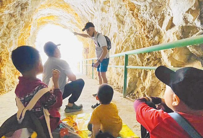 6日从白阳步道脱困的民眾表示，这名希腊男子（站立者）重回步道找到他们后，带着他们一家人去第五山洞等待救援。（摘自Tadpole Shen脸书）