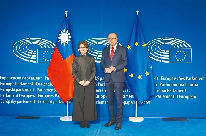 萧美琴今年3月中旬出访欧洲，传在访问捷克期间，遭到中国大陆驻布拉格大使馆武官跟踪，甚至差点发生车祸。图为萧美琴蒞临欧洲议会，与第一副议长卡拉斯（Othmar Karas右）合影。（外交部提供）