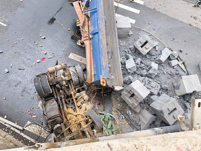 63歲張姓男子6日上午駕駛砂石車行經台61線桃園觀音段，因不明原因衝出高架護欄墜地，張男飛出車外傷重不治。（大園警分局提供／蔡明亘桃園傳真）