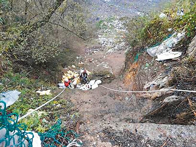 大梨山垃圾瀑布长期引发诟病，清洁人员冒险垂降山谷清理垃圾。（和平区公所提供／陈淑娥台中传真）