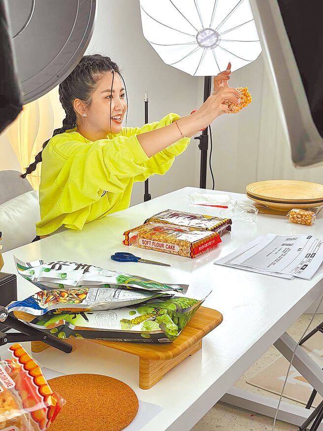 小Call近期常飛大陸直播帶貨，尋求更多元的發展。（經紀人提供）