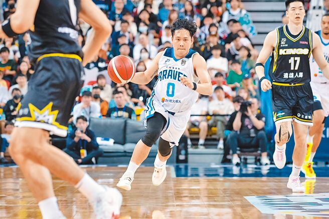 勇士后卫赖廷恩（中）6日攻守俱佳，助队轻松送给国王4连败。（PLG提供）