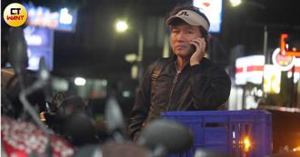 直擊孫鵬臉顯疲態  扛吉他揪友歡唱