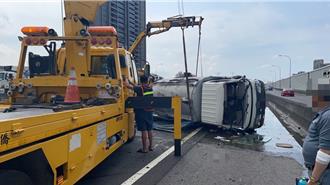 國1南向九如段貨車爆胎翻車 車流塞爆回堵10公里