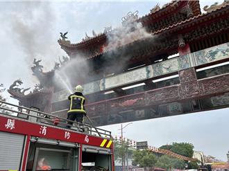 大甲媽遶境隊伍還沒到 新港奉天宮牌樓竟起火