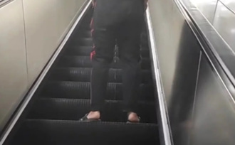 高雄捷運電扶梯男子「就地解放」 到案稱：尿急忍不住！