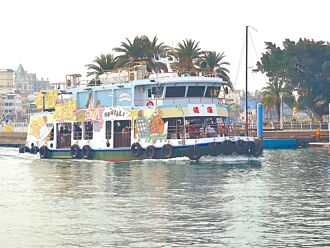 旗津渡輪派小船載客 騎士炸鍋