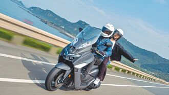 骑大型速克达舒畅轻旅行