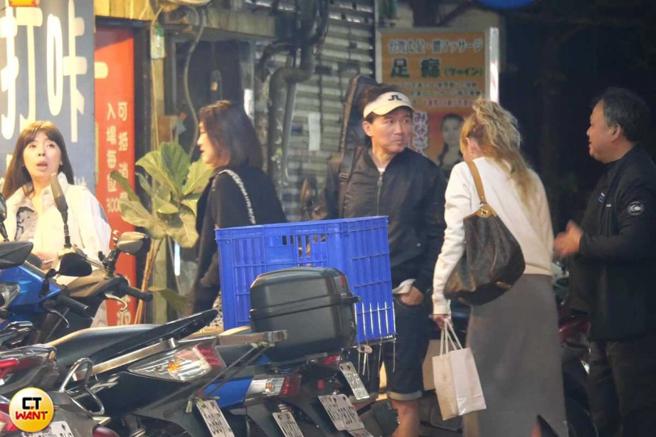 等朋友都來了之後，孫鵬顯得滿開心準備進入歌坊。（圖／本刊攝影組）