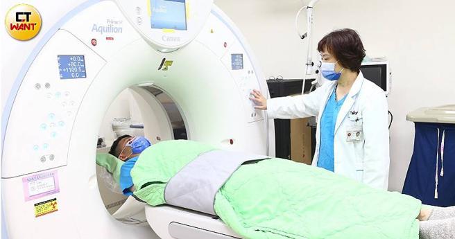 低劑量電腦斷層篩檢（LDCT）可早期發現肺癌，衛福部提供50~74歲重度吸菸者免費LDCT肺癌篩檢，50~74歲男性及45~74歲女性若有家族史也可篩檢。（示意圖／黃鵬杰攝）