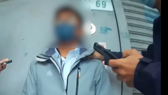 紀姓車手現身取款時，警方立即上前以現行犯逮捕。（翻攝畫面）