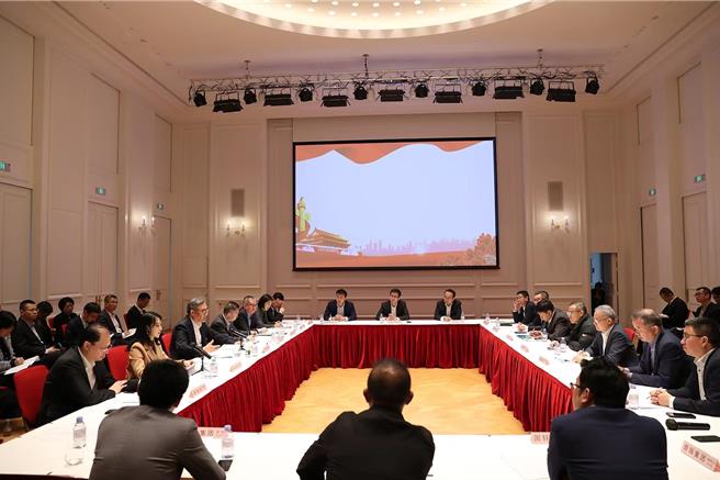 大陸商務部長王文濤7日在法國巴黎主持召開在歐中資電動汽車企業圓桌會，批評美歐有關於「產能過剩」的指責毫無依據。（大陸商務部官網）