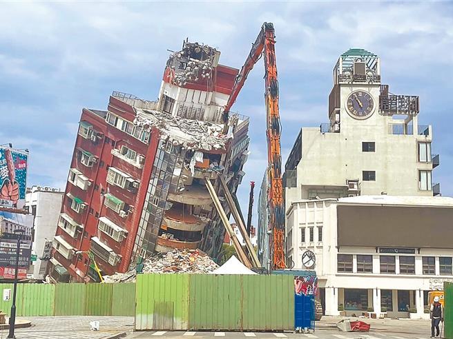 衛福部所轄公設財團法人賑災基金會4日開辦花蓮震災募款專案，截至8日凌晨募得近萬筆捐款、金額逾1億4000萬元。圖為花蓮市天王星大樓受地震影響造成傾斜，施工單位正加緊拆除作業。（劉彥宜攝）
