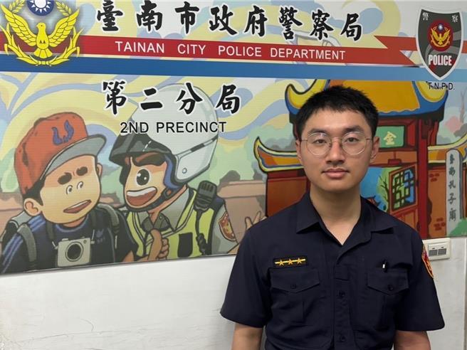 台南市警察局第二分局民权派出所王御政让台北陈男留下深刻印象及满满的感激。（民眾提供／宝智华台南传真）