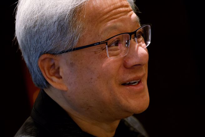 輝達股價狂飆，連帶拉抬執行長黃仁勳的身價。（圖／路透社）