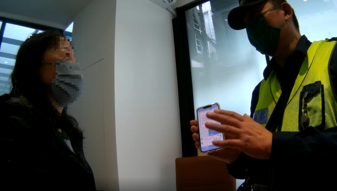 经过警方不断劝说，妇人才恍然大悟，自己真的是遇到诈骗。（翻摄画面）