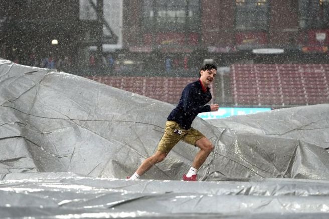 比赛第9局一度下雨中断。（美联社）