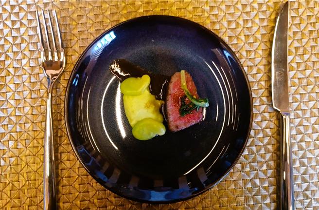 米其林一星主廚Goh Fukuyma端上周年慶限定菜色「九州黑毛和牛」， 特製沾醬賦予和牛另一番風味。（陳韻萍攝）