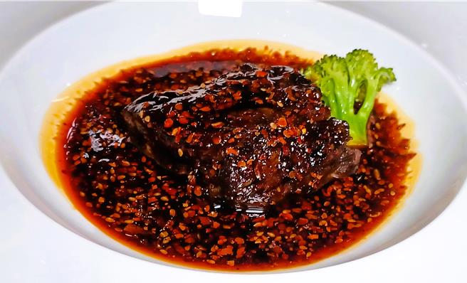 「紅燈籠」中式餐廳可品嘗到來自米其林川菜大師許凡製作的8道不同味型的佳餚，圖片為「陳年豆瓣松露牛小排」。（陳韻萍攝）