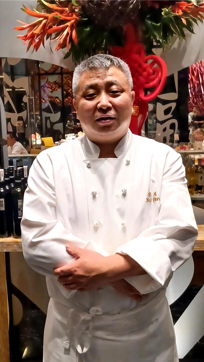 許凡是知名的川菜大師，自1991年便沈浸於川菜的烹飪中，為四川料理代表「許家菜」的創始人，擅長將川菜24種味型發揮在食材的新鮮滋味上。（陳韻萍攝）