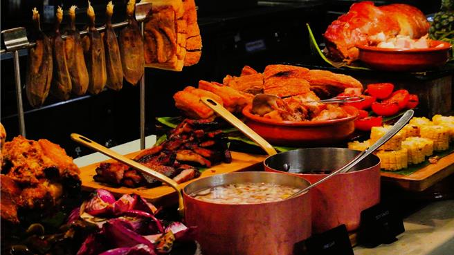 晨麗渡假娛樂城內的「Fresh」自助餐廳，囊括中日西菲等多國經典料理、龍蝦海鮮盤、烤乳豬等海陸佳餚應有盡有。（陳韻萍攝）