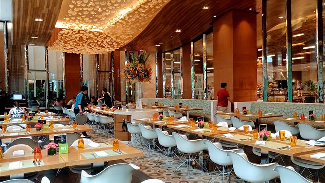 「Fresh」餐廳連座椅都很講究，選自名家Herman Miller的經典椅款，每張椅子至少要價500美元。（陳韻萍攝）