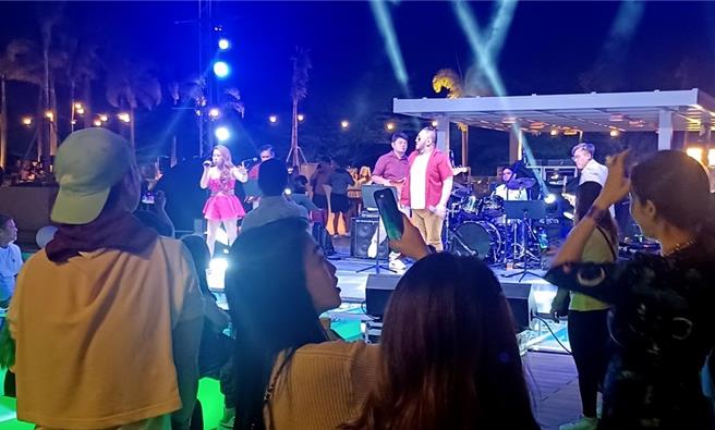 因應11週年慶，晨麗渡假娛樂城精心規劃池畔音樂派對與高空焰火秀，邀請逾千名賓客共同參加這僅只1場的獨家派對。（陳韻萍攝）