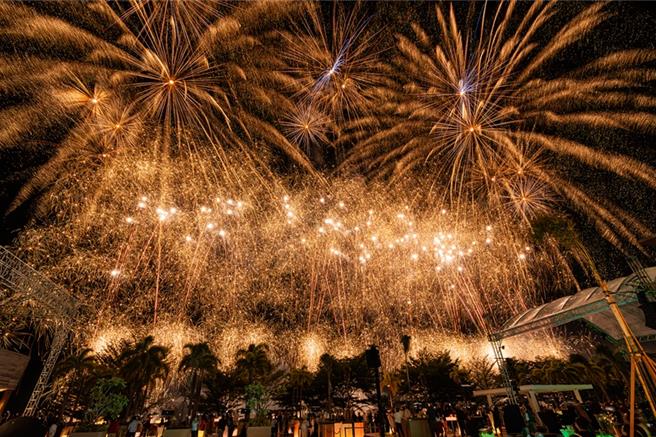 週年慶派對的壓軸是長達11分鐘的焰火秀，大小不一的金黃色焰火自夜空散開、墜下，整個天幕都是滿坑滿谷的金黃色煙花，美到炸裂。（Solaire Resort Entertainment City提供）