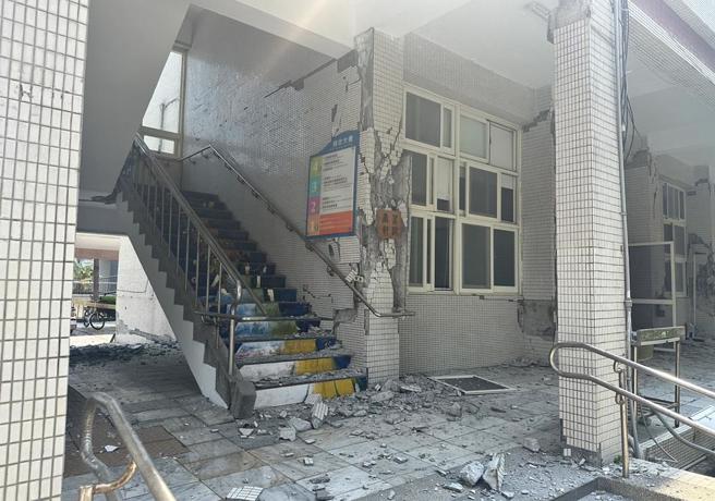 花蓮女中綜合大樓因強震嚴重受損，已被縣府列為必須拆除。（羅亦晽攝）