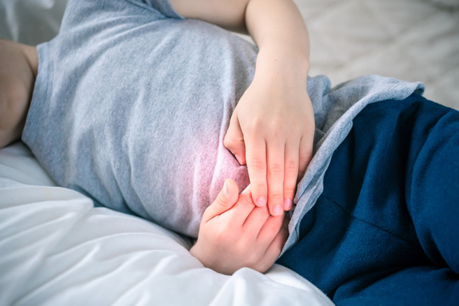 大陆一名男孩2019年因急性阑尾炎切除阑尾，未料5年后仍会腹痛，就医检查竟发现「阑尾还在」。（示意图：Shutterstock／达志）