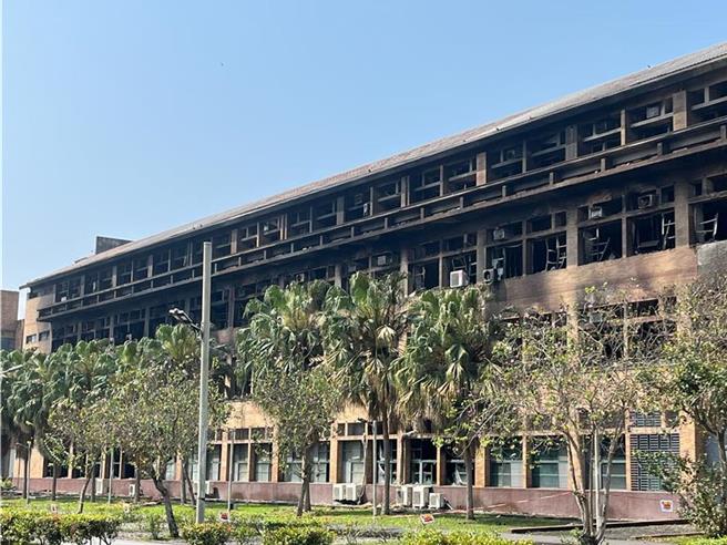 0403花莲大地震造成国立东华大学理工一馆D栋大火，校舍被烧得焦黑，研究设备跟累积20年的数据成果付之一炬。（罗亦晽摄）