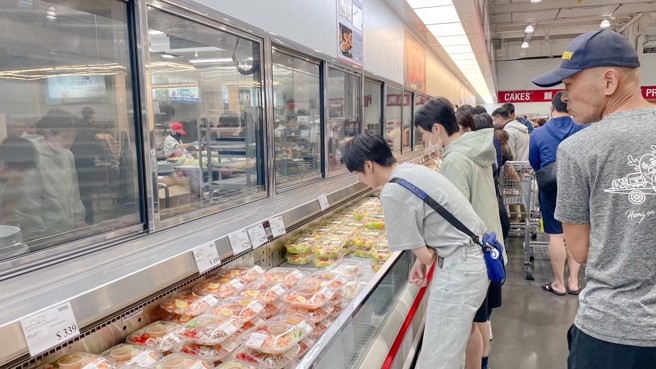 男子昨在賣場看到酸菜魚正在特價，興奮地直呼「是首次優惠」。（圖／示意圖，記者楊雅婷攝影）