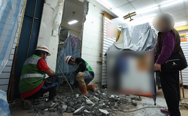 南机场整宅在「红单转黄单」后，原住户也陆续返家，不过看到住家满目疮痍，也不禁让住户感嘆「有能力也不会想冒险住这里」。（本报资料照片）