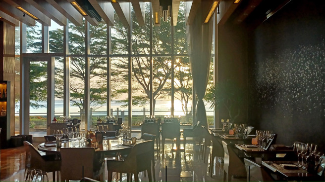 晨麗渡假娛樂城位於馬尼拉灣區的帕賽市，待在飯店的餐廳或游池畔即可欣賞到「世界八景」之一的馬尼拉灣夕照。(陳韻萍攝)