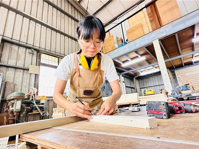 曾任櫥窗設計的李玉琳，為精進木工技能參加職訓，後續成功創業。（桃竹苗分署提供／蔡明亘桃園傳真）
