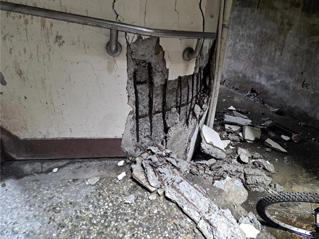 位在台北市万华区的南机场整建住宅，已经是60年的老旧建物，在歷经强震后，不仅出现楼梯断裂、墙壁破损、钢筋外露的情况，更有部分住宅出现家门无法开启的情况。（应晓薇办公室提供／丁上程台北传真）