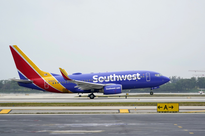 美國西南航空（Southwest Airlines）一架波音737客機7日起飛後，一側引擎罩突然脫落，打中機翼的襟翼發出巨大聲響，連機艙內的乘客都聽得見。（資料照／美聯社）
