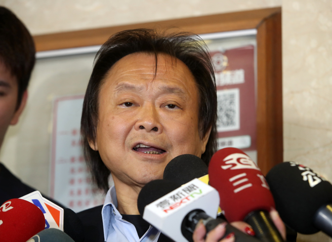 立委王世堅（圖）8日在立法院受訪時，以「十惡不赦，人神共憤」八字來形容黃姓藝人。（劉宗龍攝）