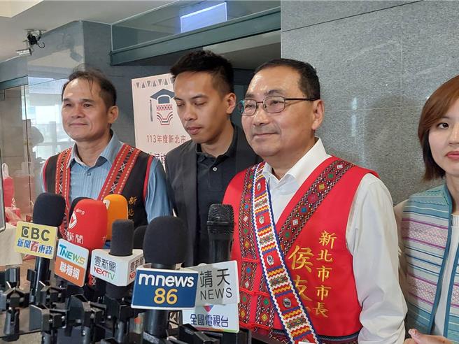 新北市長侯友宜表示傍晚尖峰時間，會做好區間調適車輛，讓市民朋友轉乘順利。（陳慰慈攝）