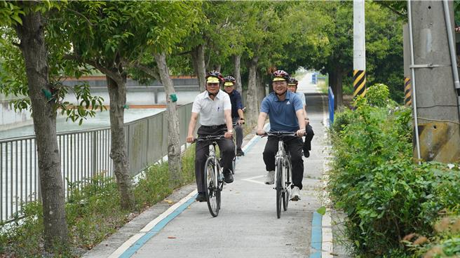 农田水利署嘉南管理处与西拉雅国家风景区管理处处长徐振能（右一）体验水圳绿道骑车乐趣。（宝智华摄）
