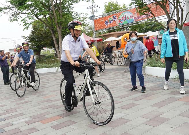 农田水利署嘉南管理处副处长黄锦文身先士卒，骑车小跑水圳绿道。（宝智华摄）