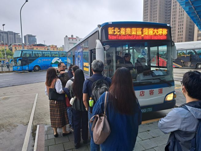 新北環狀線因0403花蓮大地震停駛，雖大部分路線已恢復通車，但受損最嚴重的「板橋-中和站」目前仍未通車，8日上班時間，板橋站的乘客只能改搭接駁車。（陳君瑋攝）