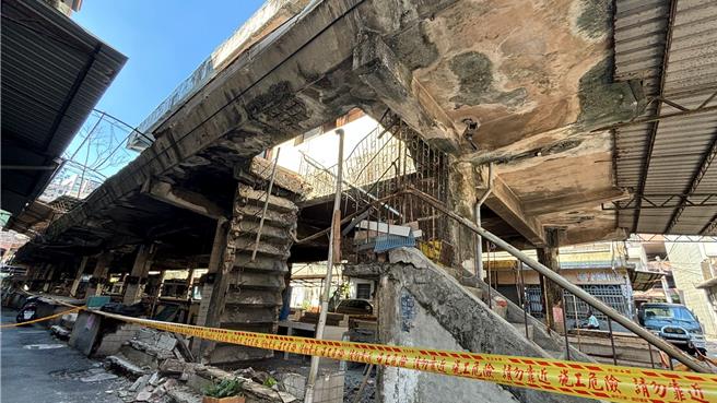 位於鳳山區東門里廢棄市場因這次地震發生坍塌。（高市議員李雅靜提供）