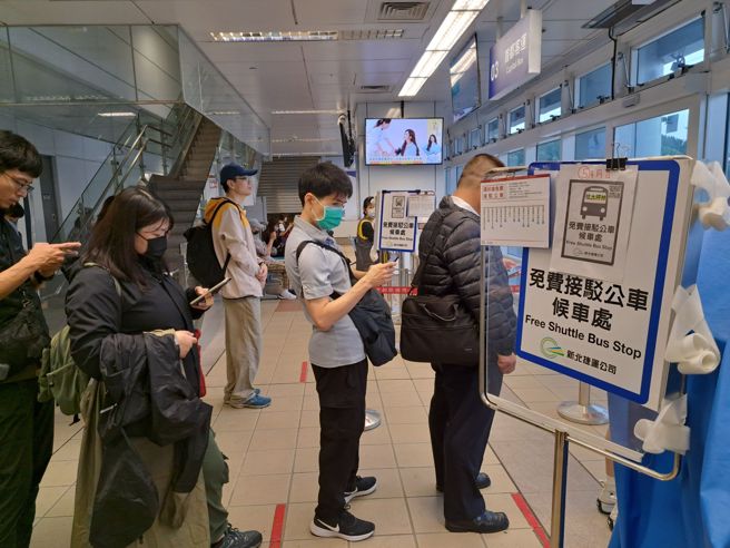 新北環狀線因0403花蓮大地震停駛，雖大部分路線已恢復通車，但受損最嚴重的「板橋-中和站」目前仍未通車，8日上班時間，板橋站的乘客只能改搭接駁車。（陳君瑋攝）
