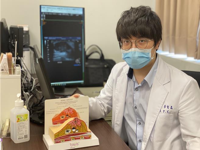 长安医院乳房外科医师李育嘉表示，妇人先接受化疗和标靶治疗，缩小肿瘤、保留乳房组织，再接受乳房整形式保留手术。（长安医院提供／冯惠宜台中传真）