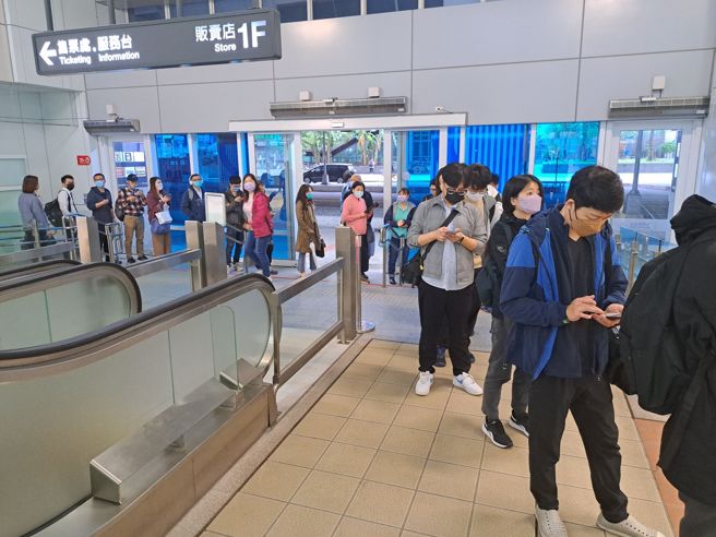 新北环状线因0403花莲大地震停驶，虽大部分路线已恢復通车，但受损最严重的「板桥-中和站」目前仍未通车，8日上班时间，板桥站的乘客只能改搭接驳车。（陈君玮摄）