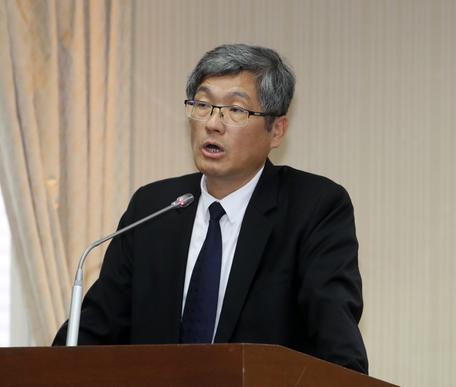 立法院內政委員會8日邀請客家委員會主委楊長鎮（圖）率同所屬及財團法人客家公共傳播基金會董事長列席報告業務概況，並備質詢。（劉宗龍攝）
